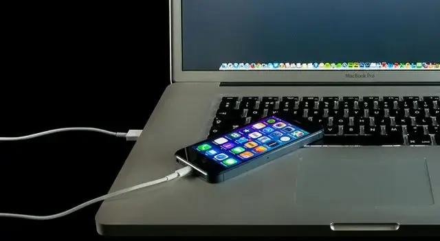 Charging-The-iPhone-Via-Laptop